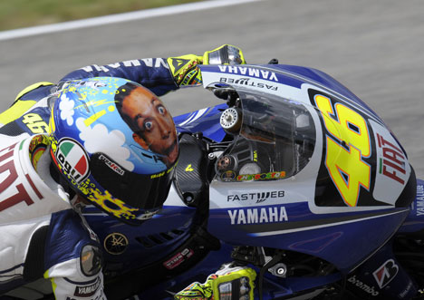 Valentino Rossi udbyggede sit forspring i MotoGP VM da han kørte sin Fiat Yamaha til sejr i Italiens Grand Prix.
